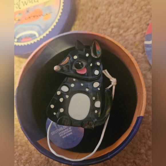 The Quaint Easter Quoll Pete Cromer x Erstwilder brooch - Picture 3 of 3